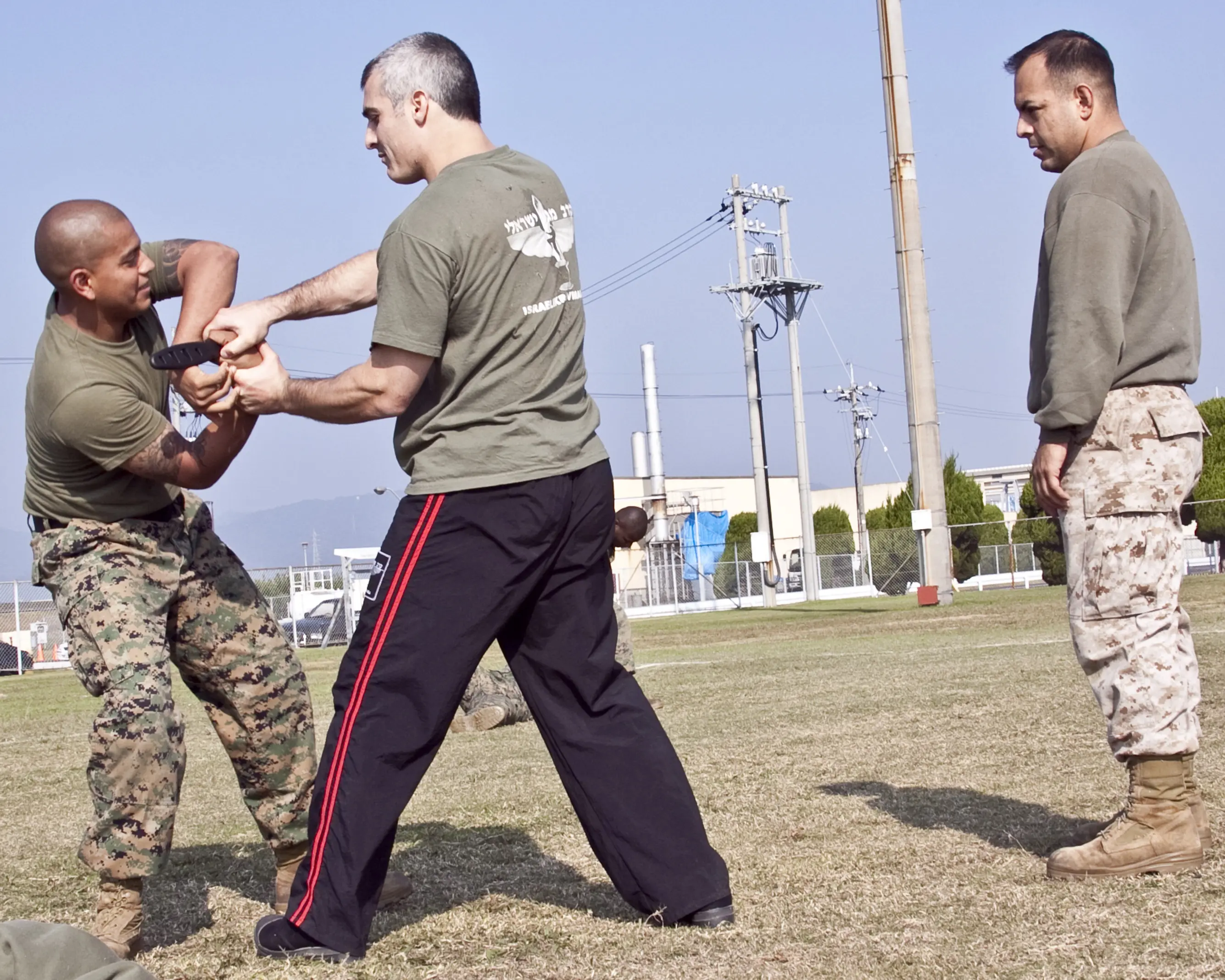 David Kahn istruisce due sergenti dei Marines nelle tecniche di combattimento Krav Maga alla base di Iwakuni, in Giappone